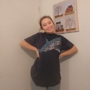 Cute graphic tee! Easy to style. Cute fit!